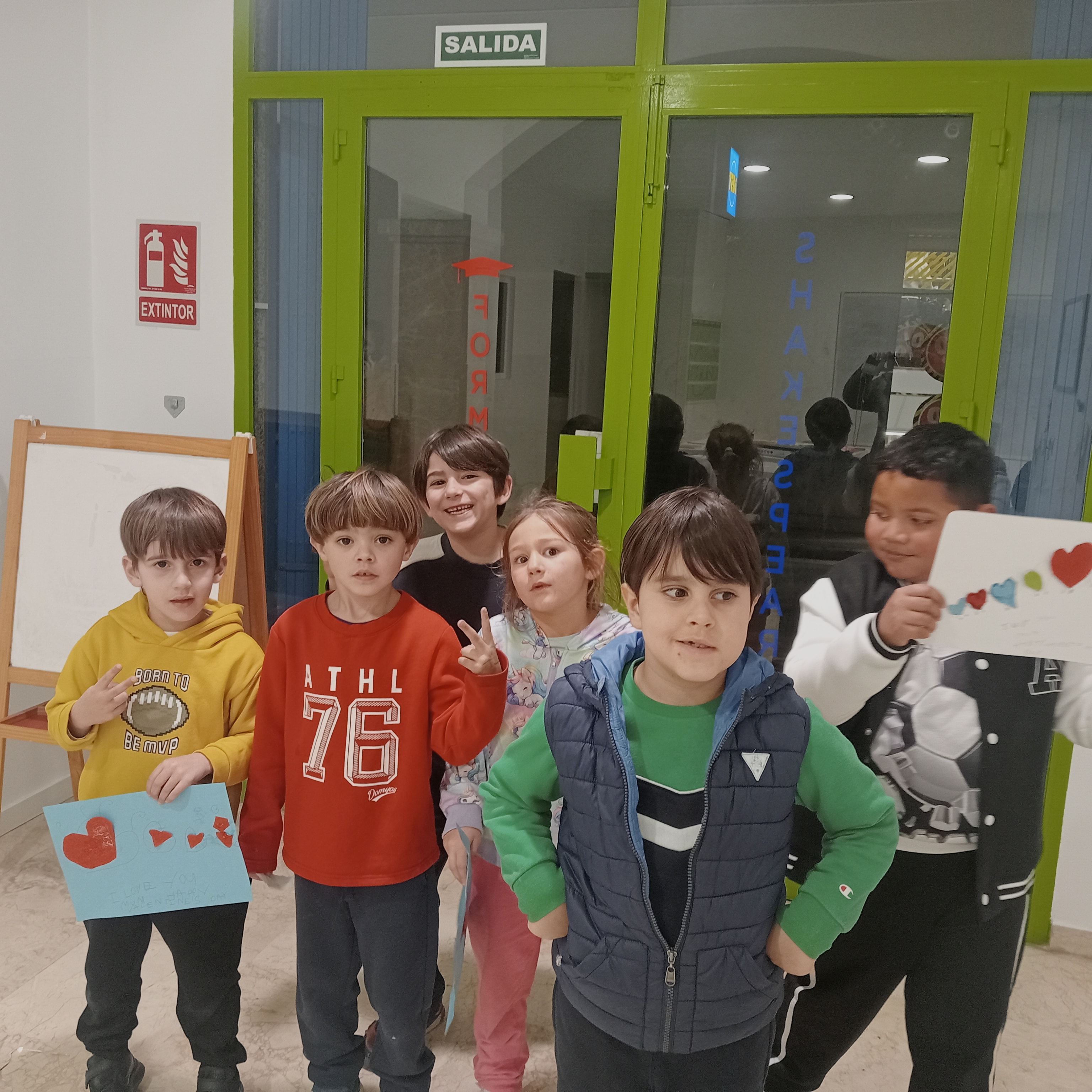 Adolescentes practicando inglés en Shakespeare FORMACIÓN